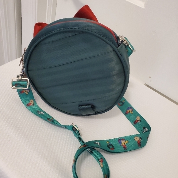 NWT Harveys Peanuts Snoopy Green Crossbody Bag, Festive Fun Unique - Picture 15 of 15